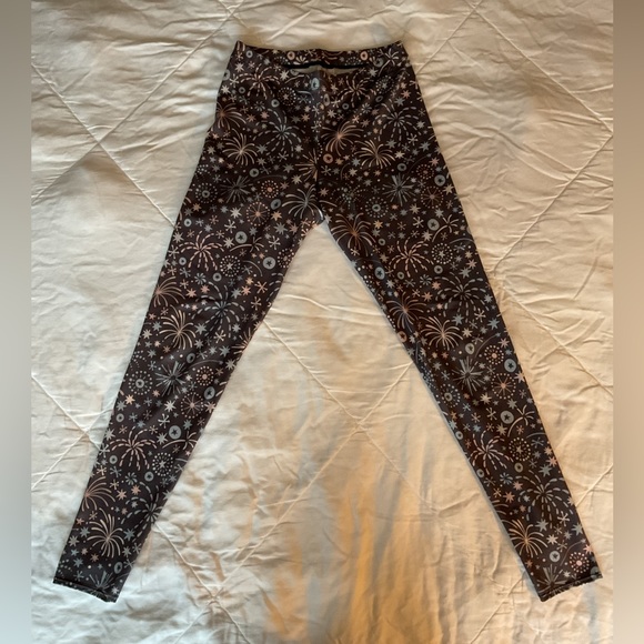 🆕 Red Bubble There are Fireworks Everywhere Gray Leggings - Picture 2 of 8